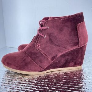 Toms Womens Booties Velour Lace Up Wedge Size 7 Burgundy Velvet Ankle Boots Boho